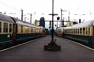 Mit der Einführung des Intercity am 26. September 1971 brach eine neue Ära für die Bundesbahn an. Ursprünglich richtete sich das Angebot an Geschäftsreisende und wurde 1979 für eine zweite Wagenklasse geöffnet. Von Bedeutung für das IC-Netz waren ein Taktfahrplan, regelmäßige Systemhalte und bahnsteiggleiche Anschlüsse, wenn möglich. --- Foto:  KlausMIniwolf, Wikimedia Commons, lizenziert unter CreativeCommons-Lizenz by-sa-4.0-de, URL: http://creativecommons.org/licenses/by-sa/4.0/de/legalcode 