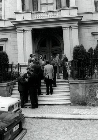 Kurz nach der Gründung der ALE stellten weitere europäische Lokomotivführer-Gewerkschaften einen Antrag um Aufnahme. Bei einem Treffen vom 18. bis 20. April 1991 in Prag zwischen der GDL, der tschechischen Lokomotivführer-Gewerkschaft  FS  und der polnischen Lokomotivführer-Gewerkschaft ZZM wurde darüber verhandelt. Das Bild zeigt die Vorstände der drei Gewerkschaften in der Pause. --- Foto:  GDL  