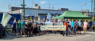 GDLer zeigen Flagge beim Arbeitskampf in Plochingen. --- Foto:  Marko Berkhahn