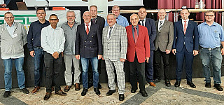 Neuer Bezirksvorstand (v. l.): Beisitzer Bundeseisenbahnvermögen Rainer Geis, Beisitzer Cargo Thomas Beck, Beisitzer Mitgliederwerbung/S-Bahn Sonil Kokokhail, Seniorenvertreter Heinz Schüler, 1. stellvertretender Bezirksvorsitzender Karl de Andrade-Huber, Bezirkskassierer Sven Strecker, Bezirksvorsitzender Rudolf Schultheis, stellvertretender Bezirksschriftführer Klaus Steinbach, Bezirkskassierer Norbert Dönges, 2. stellvertretender Bezirksvorsitzender Marco Kraft, Bezirksschriftführer Alexander Engel, Beisitzer Fernverkehr/Tarifreferent Lars Wachsmuth und Beisitzer NE-Bahn Dirk Kümmerling --- Foto:  Gerda Seibert