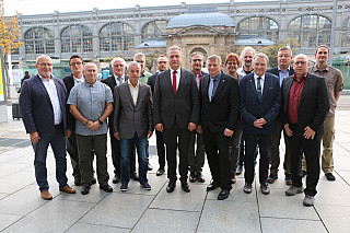 Neuer Bezirksvorstand (v. l.): 1. Bezirksseniorenvertreter Walter Wunderlich, Bezirkskassenprüfer Sven Schmidt, Bezirksschriftführer Uwe Thormann, 2. Bezirkskassierer Andreas Lösch, Bezirkskassenprüfer Uwe Regulin, 2. Bezirksseniorenvertreter Peter Düsterhöft, Beisitzer Tarifrecht Andreas Uhlig, Bundesvorsitzender Claus Weselsky, 2. Stellvertretender Bezirksvorsitzender Martin Torgau-Labuschke, Bezirksvorsitzender Thomas Rüge, Beisitzerin Zugbegleitdienst Bettina Opitz, Beisitzer Netz Thomas Fenner, Beisitzer Arbeits- und Betriebsverfassungsrecht, Detlef Bussas, 1. Bezirkskassierer Dirk Wölflick, 1. Stellvertretender Bezirksvorsitzender Ronald Kampe, Beisitzer Werke Maurice Mischinko. © Stefan Mousiol  