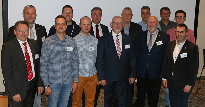 Vorstand des Bezirks Nord-Ost mit dem Bundesvorsitzenden (v. l.): Bezirksvorstandsmitglied Tarif DB/ Betriebsverfassungsgesetz Mario Reiß, 1. stellvertretender Vorsitzender Steffen Genz, stellvertretender Bezirksjugendleiter Erik Knochenhauer, Bezirksjugendleiter Claudio Albrecht, Bezirkskassierer Volkmar Schmidt, Bundesvorsitzender Claus Weselsky, 2. stellvertretender Vorsitzender Roland Parnitzke, Vorsitzender Volker Krombholz, Sprecher Arbeitskreis Werke/Netz Patrick Kernchen, Bezirksseniorenvertreter Peter Schulze, Sprecher Arbeitskreis Zugbegleitdienst René Bäselt, Bezirksvorstandsmitglied Tarif NE/ Betriebsverfassungsgesetz David Klawohn und stellvertretender Bezirkskassierer Dirk Schmidtchen --- Foto:  Gerda Seibert