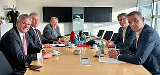 GDL und AGV MOVE sprachen in Berlin über die Forderung der GDL nach Zahlung einer Inflationsausgleichsprämie (v. l.): Leiter GDL-Tarifabteilung Thomas Gelling, GDL-Bundesvorsitzender Claus Weselsky, stellvertretender GDL-Bundesvorsitzender Mario Reiß, Hauptgeschäftsführer AGV MOVE Florian Weh, Leiter Beschäftigungsbedingungen DB, Klaus Linde. © GDL