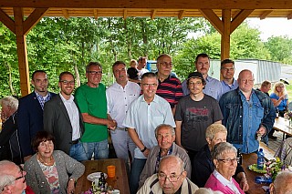 Claus Weselsky gratuliert Günther Kinscher beim Wasserturm in Bebra zum 40-jährigen Amtsinhaber-Jubiläum der GDL. --- Foto:  Steven Kunz