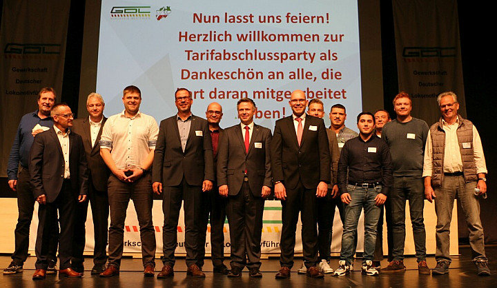 Neuer Vorstand des Bezirks Nordrhein-Westfalen (v. l.): Bezirksvorstandsmitglied Wettbewerbsbahnen Peter Stemmler, Bezirksvorstandsmitglied Fernverkehr Robert Wrosok, stellvertretender Bezirkskassierer Bernward Finnemann, stellvertretender Bezirksschriftführer Sven Ratih, 2. stellvertretender Bezirksvorsitzender Claus Roelofsen, Bezirkskassierer Michael Dittmann, Bezirksvorsitzender Sven Schmitte, 1. stellvertretender Bezirksvorsitzender Christian Deckert, Bezirksvorstandsmitglied Netz Lukas Kloebbe, Bezirksvorstandsmitglied Fahrzeuginstandhaltung Sefa Acar, Bezirksjugendleiter Raymond Geisler, Bezirksvorstandsmitglied Wettbewerbsbahnen Jürgen Lapp, Bezirksschriftführer Maik Wagener und Bezirksseniorenvertreter Armin Kreter --- Foto:  Gerda Seibert 