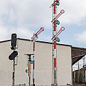  Auf dem Außengelände hat sich eine nette Signalsammlung eingefunden. Ganz besonders ist das rechte Signal mit dem Begriff "Hp 3" welches Anfang der 1950er-Jahre abgeschafft wurde. Es signalisierte eine Fahrt mit 40 Km/h in einen anderen Fahrweg als vorgesehen an. / Foto: Steven Kunz