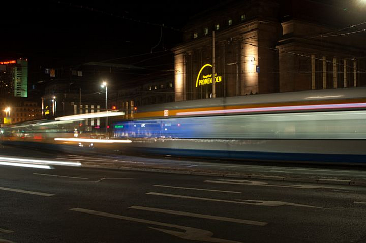 Abends vor dem Leipziger Hauptbahnhof. (Foto: Andreas Uhlig)