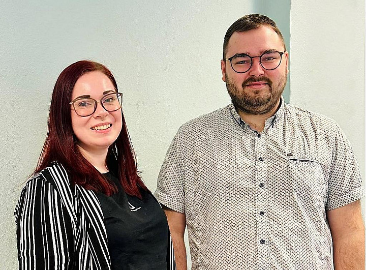 Die neue Ortsjugendleiterin der Ortsgruppe Leipzig, Katharina Stiller (links) und ihr Stellvertreter Maximilian Helmschmied (rechts)