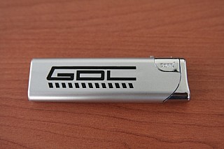 Das praktische, silberfarbene Slider-Feuerzeug der Marke Zorr